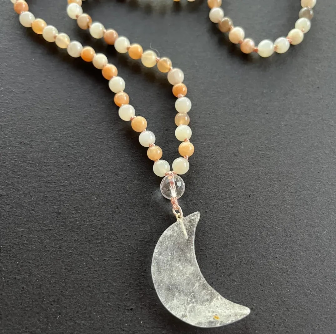 Rosenquarz, Amethyst & Mondstein – Heilstein-Schmuck online entdecken