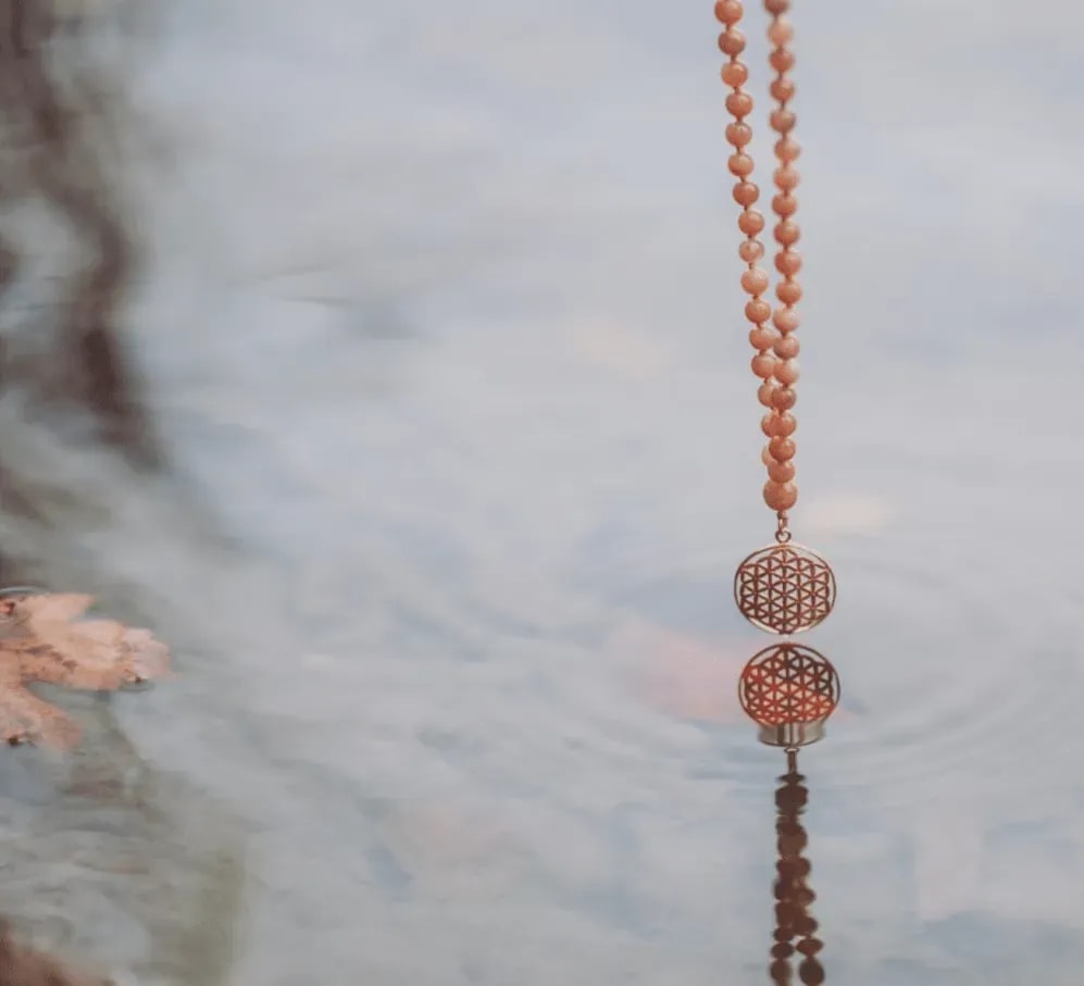 Wie reinige und lade ich Edelsteine richtig? – Tipps von der Expertin